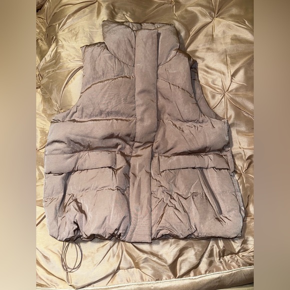 Lululemon In A Flurry Vest. Porcelain Pink. Sz 10. - Picture 2 of 13